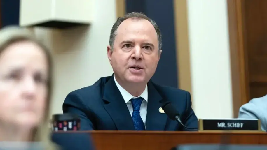 Американски сенатор предлага закон за забрана на подкрепата на криптовалути от държавни служители