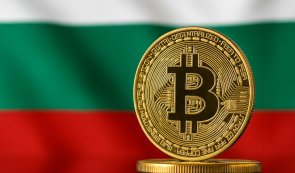 Биткойн и флагът на България