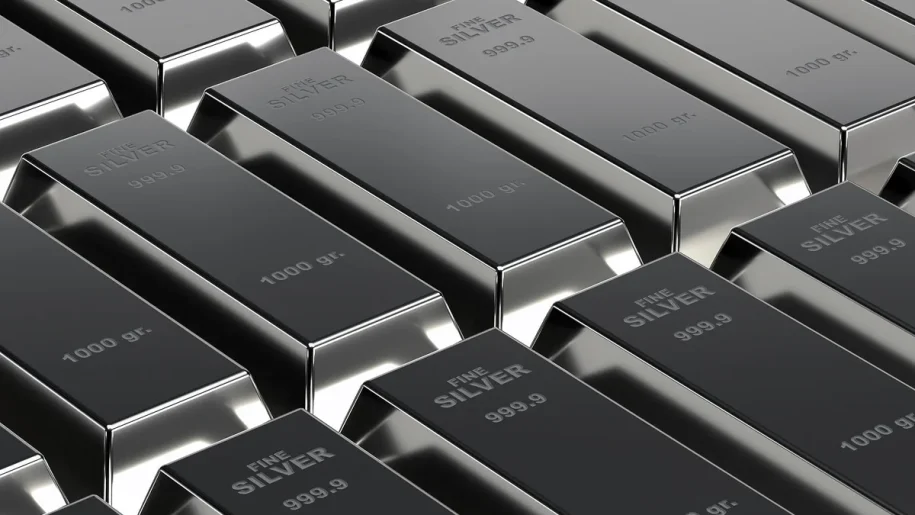 Среброто отбелязва исторически пробив през 2025 г. и навлиза в непозната територия