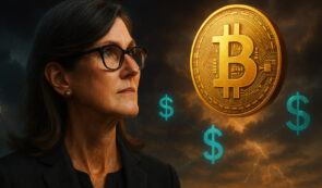 Bild von Cathie Wood vor einem schwebenden Bitcoin und digitalen Dollar-Symbolen – Symbol für Wandel durch Stablecoins.v