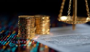 Illustration de l’altseason sous pression réglementaire, avec focus sur Maxi Doge, Bitcoin Hyper et Pepenode