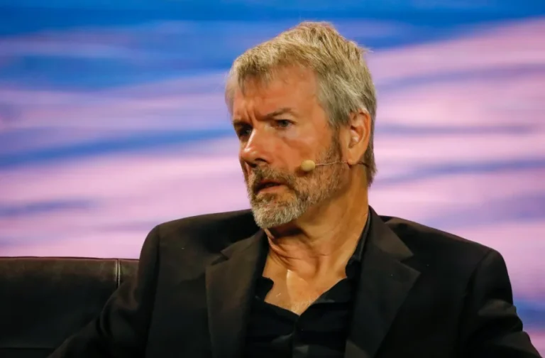 La position anti-privacy de Michael Saylor provoque une vive réaction dans les cercles crypto