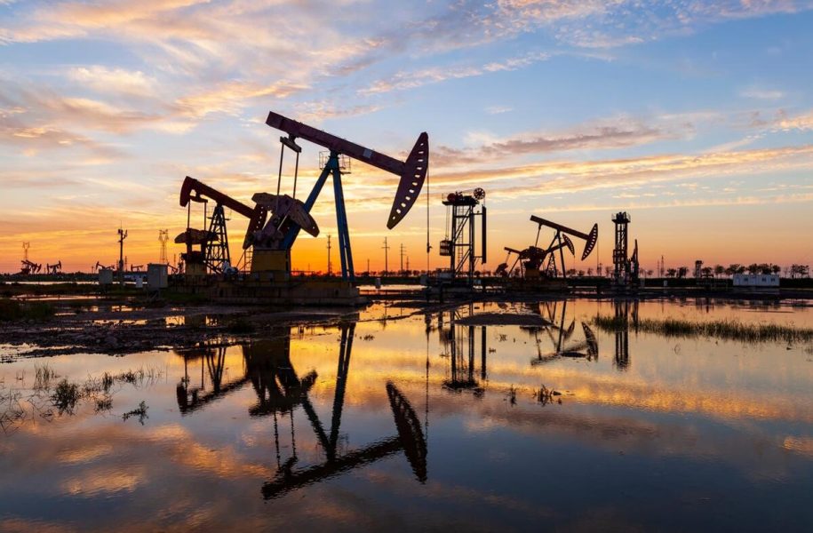 Investors Rush to Exit Oil Bear Fund Amid Crude Price Collapse
