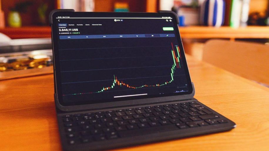 Crypto Stabilizes as Institutional Banking and CFTC Shift Focus