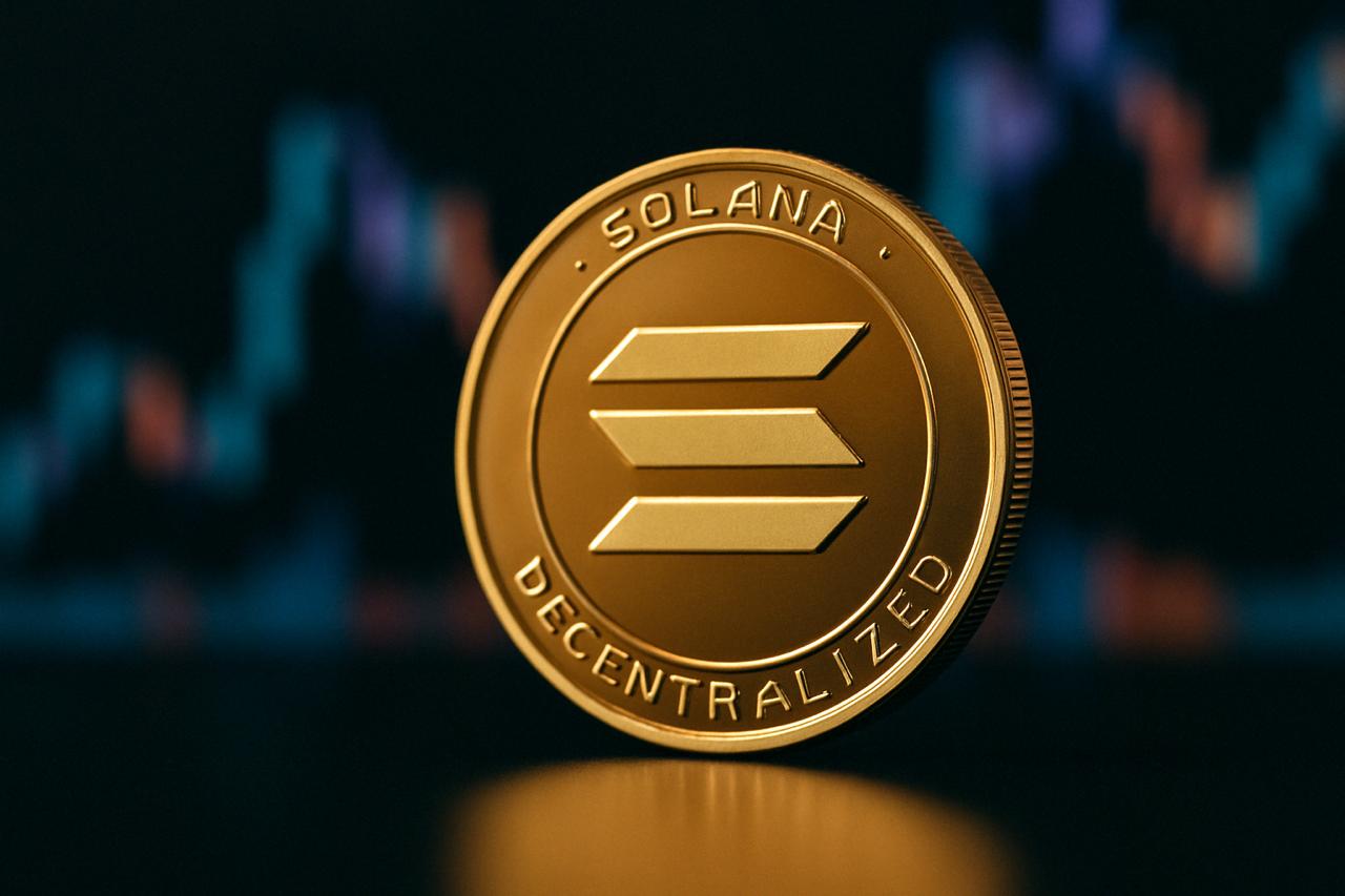 Solana Price Clims 15% In 7 Days As Chainlink & Remittix Are Backed As The Best Crypto To Buy Now