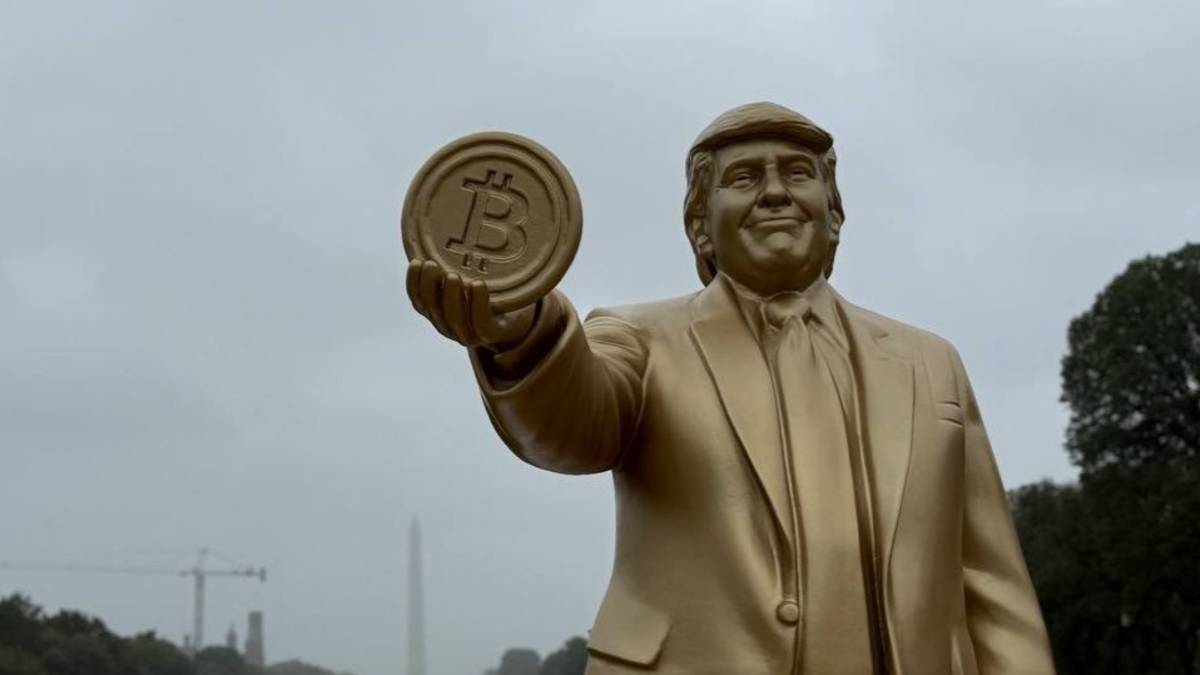 Trump golden statue washington