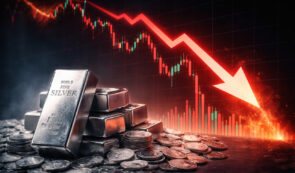 Silver bars, market chart showing downtrend and red arrow pointing down