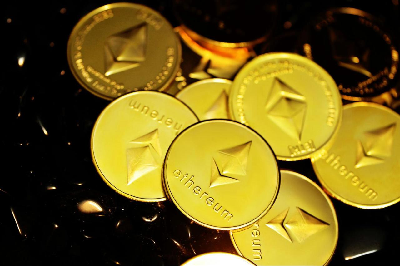 Ethereum and Monero market charts