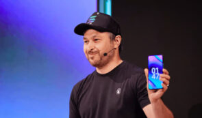 Anatoly Yakovenko (SOLANA) holding smartphone